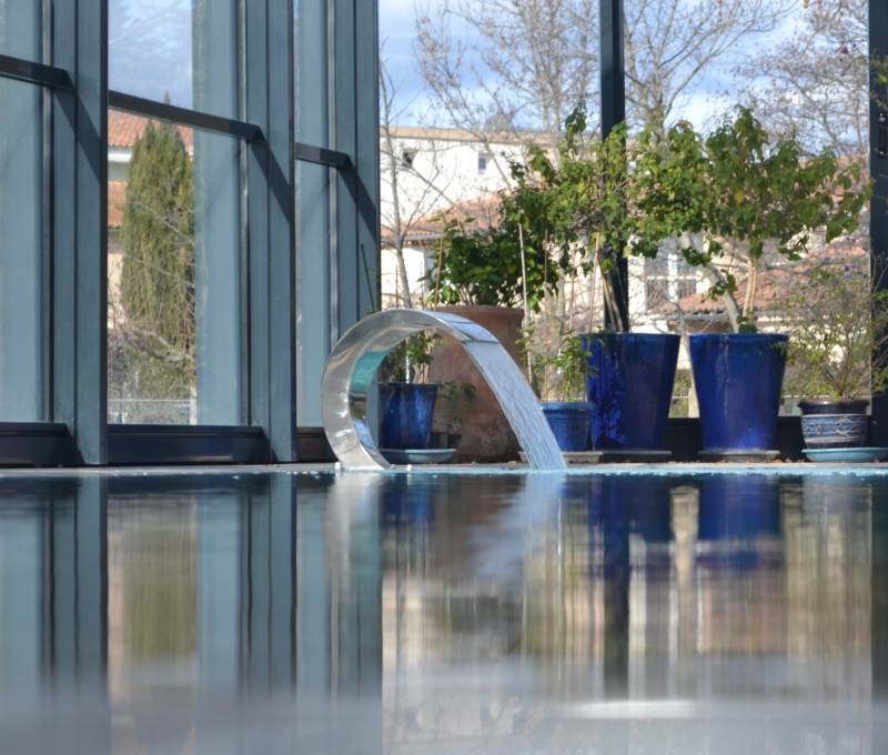 Fontaines et cascades pour piscine, pour donner de l'authenticité à vos piscines