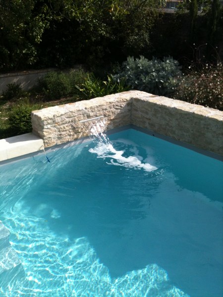 Fontaines et cascades pour piscine, pour donner de l'authenticité à vos piscines